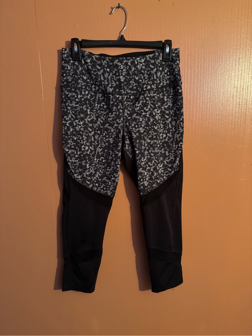 Avia Women’s Activewear Capri Leggings Black Gray Printed Size Medium